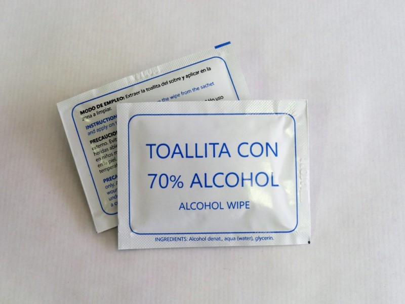 CAJA DE 500 TOALLITAS CON ALCOHOL 70%